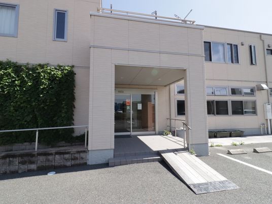明るい施設のエントランス