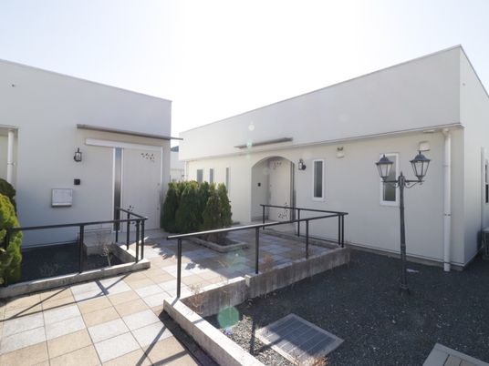 白壁の建物と中庭