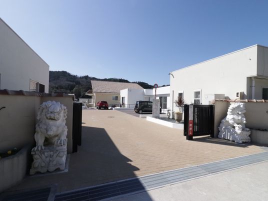 晴天の下の広々とした施設外観