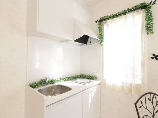 明るい洗面台と窓