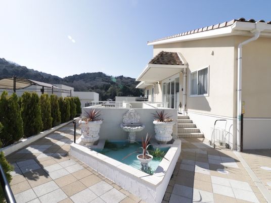 晴れた日の中庭