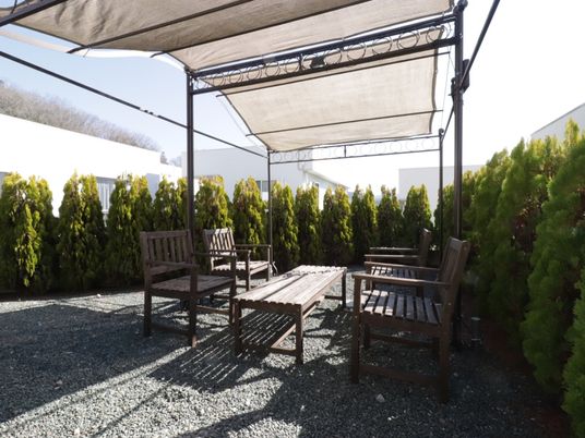 緑に囲まれた屋外テラス