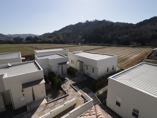広々とした白い建物群
