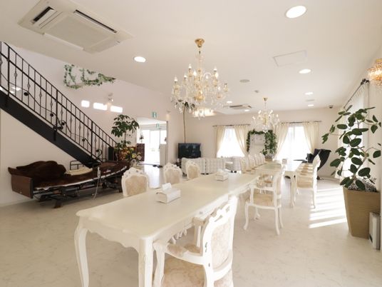 明るい居室の風景