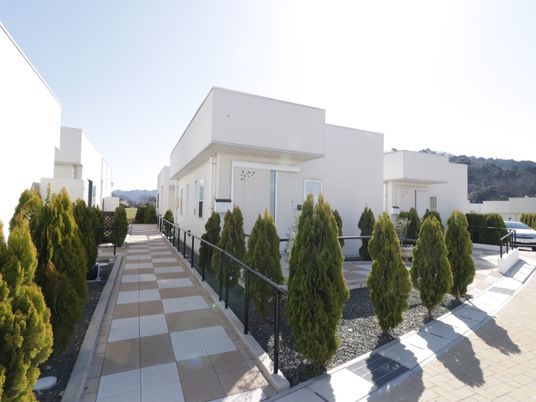 白亜の建物並ぶ坂道