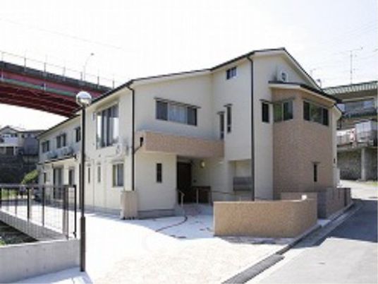 明るい外観の建物