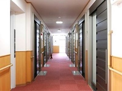赤いカーペットの廊下
