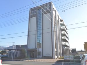 現代的な外観の建物