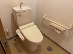 手すり付きの快適トイレ