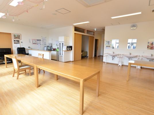 食堂は食事だけでなく機能訓練にも使うため、広々としており明るさも重要視して設計されている。また、ご入居者様の歓談の場にもなっている。