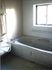 サムネイル 施設の写真 白色を基調とした浴室は、清潔感を感じられる空間となっている。手すりを設置しているので、安全に入浴していただける。