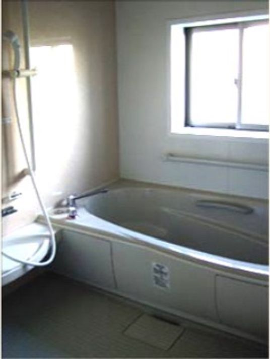 施設の写真 白色を基調とした浴室は、清潔感を感じられる空間となっている。手すりを設置しているので、安全に入浴していただける。
