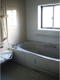 広々浴槽と窓の浴室