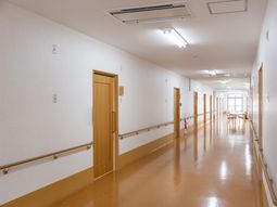 明るい廊下と部屋の扉