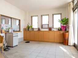 受付エリアの明るい空間