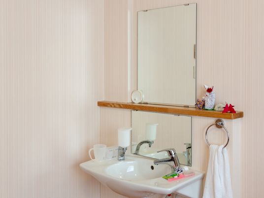 清潔感ある洗面台と鏡