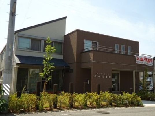 茶色の建物の外観
