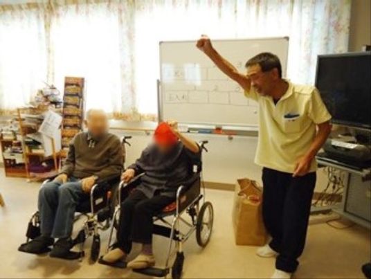 車椅子の利用者とスタッフ