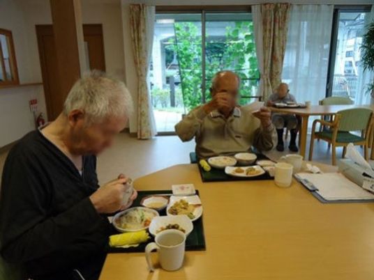 食事を取る高齢者の姿