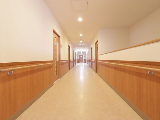 明るい廊下の手すり付き