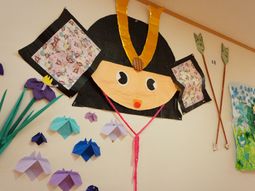 手作りの壁飾りが並ぶ廊下