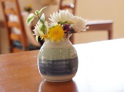 花瓶と背景の椅子