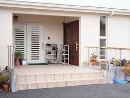 明るくて清潔な入り口