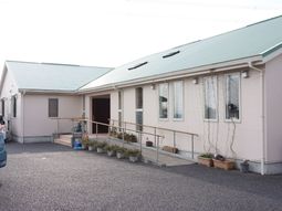 シンプルな建物の外観