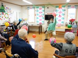 ボール遊びをする様子