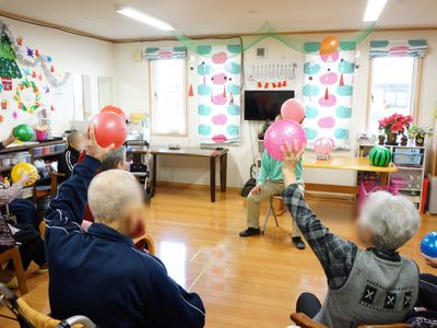  椅子に座る人の活動 