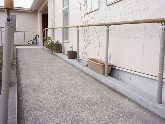  手すり付きの安全な廊下  