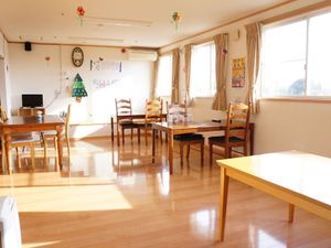  陽光溢れる明るい食堂  