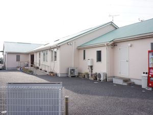 広々とした施設の外観 