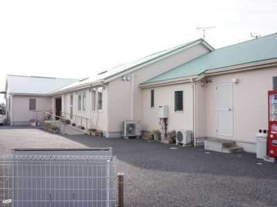 広々とした施設の外観 