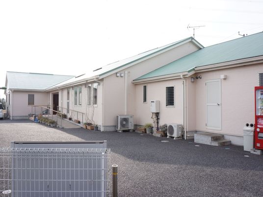 広々とした施設の外観 