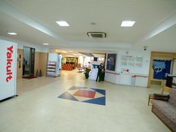 広々とした明るいロビー