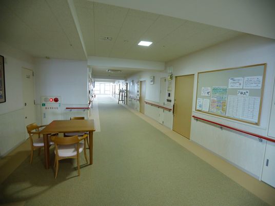 清潔感ある広々廊下