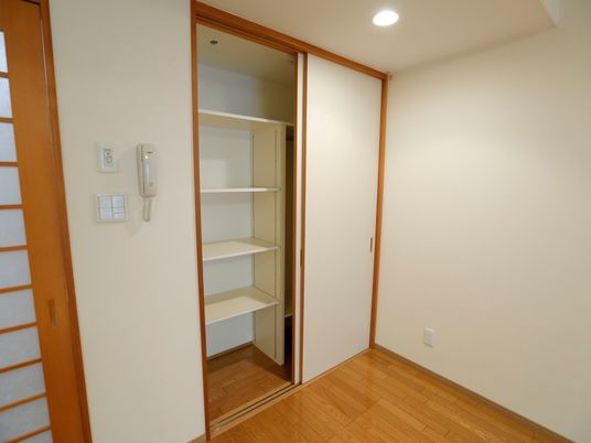 整然とした洋室のクローゼット