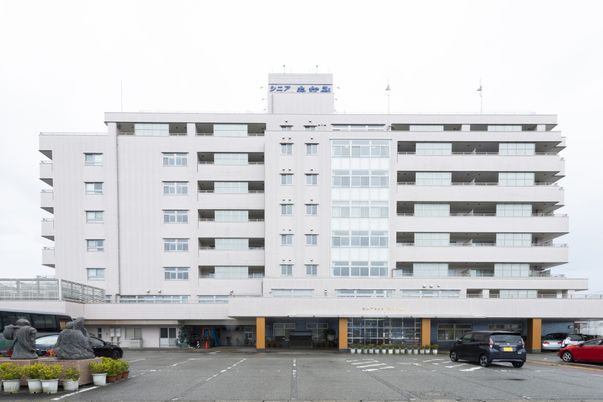 清潔感のある建物エントランス