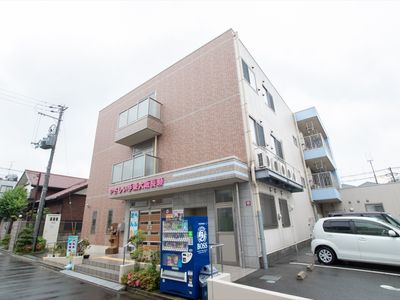 ピンク色の建物外観