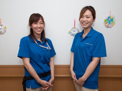 スタッフ二人の笑顔