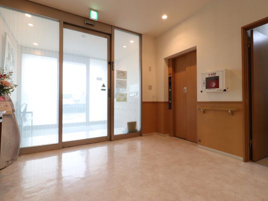 エレベーターとAED設置壁