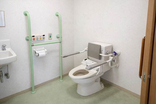 手すり付きのトイレ