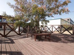 ベンチ付きの木のデッキ