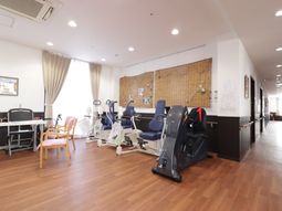 機能訓練器具と机椅子