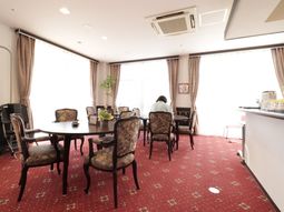 ダイニングルームと一人の人物