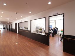 廊下と事務所の様子