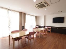 共有スペースの明るい部屋