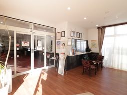 明るい受付エリア