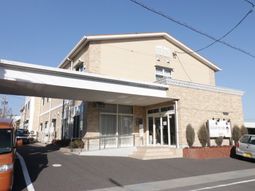 明るい日差しのエントランス